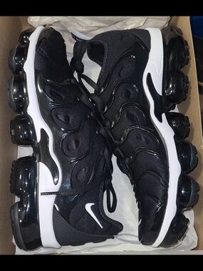 Nike Men's Black and White Vapormax Athletic Shoes